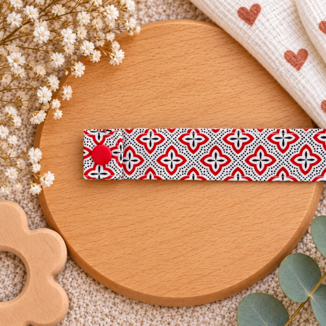 Détail du tissu blanc à motifs géométriques rouges et noirs