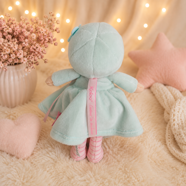 Poupée Kaloo vert d’eau vue de dos avec ruban rose et robe