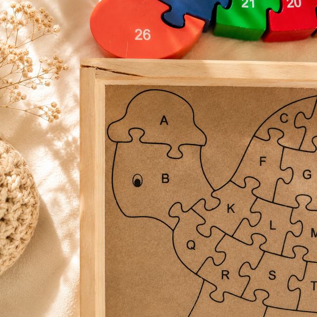 Angle supérieur droit abîmé de la boîte en bois du puzzle tortue