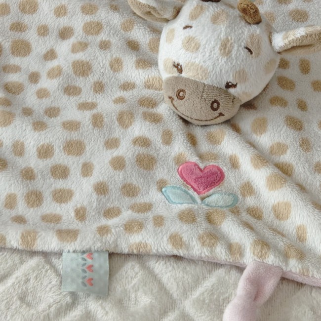 Doudou girafe NATTOU avec étiquettes et nœuds roses, doudou plat bébé