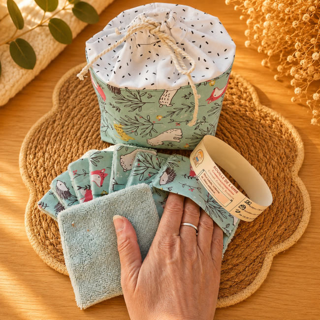 Lingette lavable en fibre de bambou utilisée sur la main avec pochon artisanal