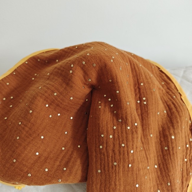 Détail du tissu doublé marron à pois brillants de la pieuvre artisanale