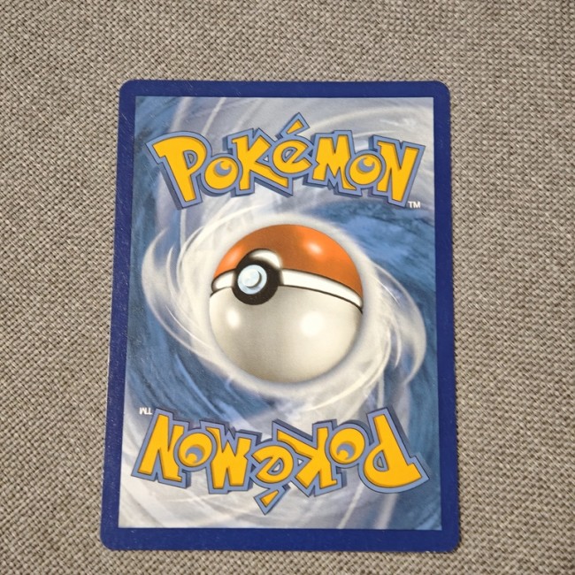 Dos officiel d’une carte Pokémon – Motif Poké Ball – Fond bleu tourbillonnant