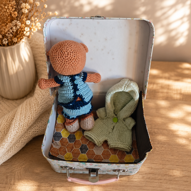 Dos du doudou ours au crochet avec vêtements artisanaux et mallette de rangement