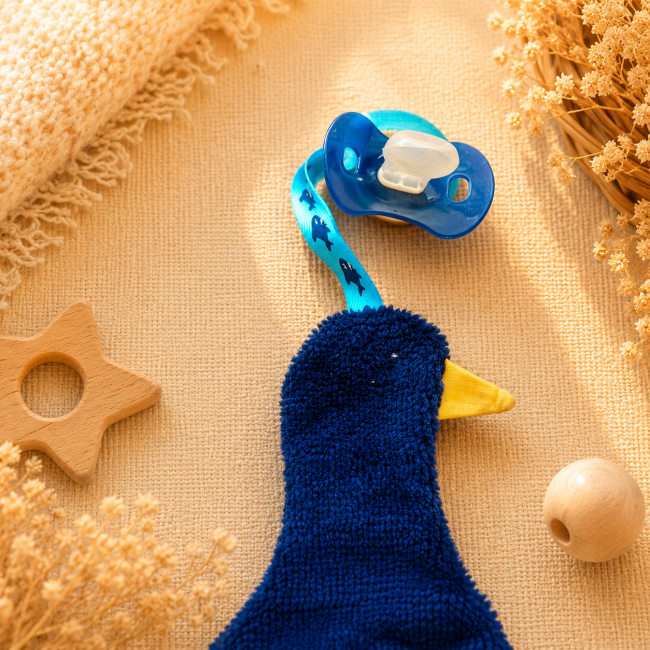 Attache-sucette bébé en bambou avec ruban bleu à motifs et sucette bleue