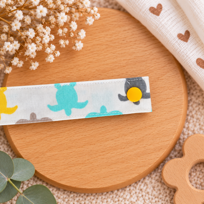 Pression jaune sur tissu à motifs tortues turquoise et jaunes