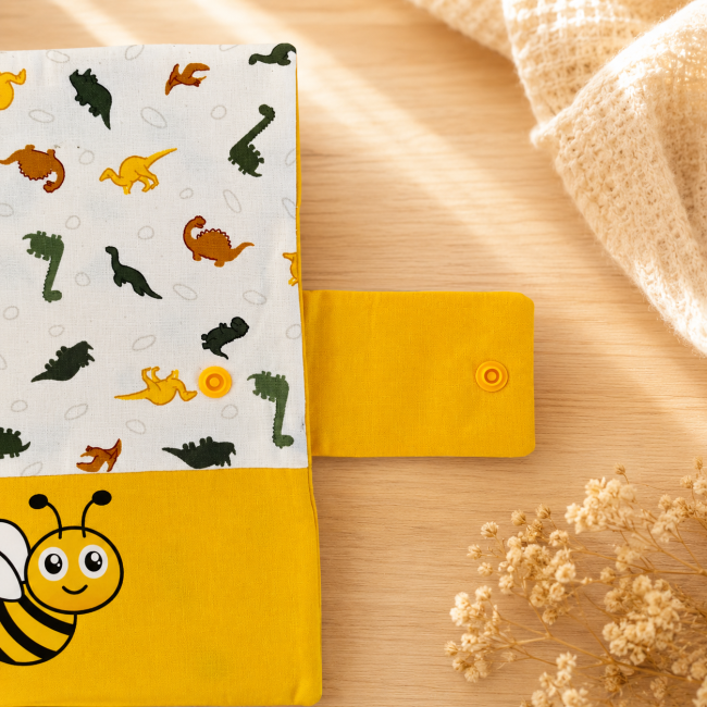 Fermeture à pression jaune du protège-carnet de santé artisanal