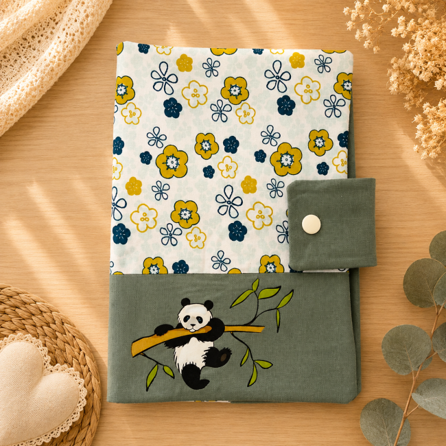 Détail du protège-carnet de santé fleuri Détail du motif floral et panda sur protège-carnet de santé bébé