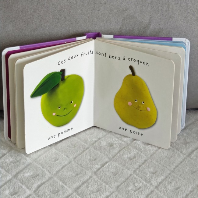 Pages du livre « Les fruits » – Pomme et poire Pages intérieures du livre « Les fruits » montrant une pomme et une poire illustrées pour bébé.