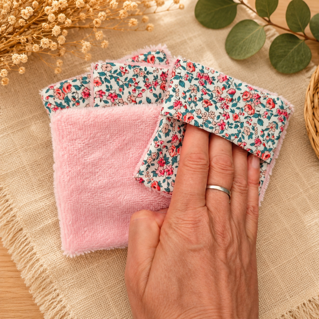Format des lingettes lavables 10 × 10 cm Lingette lavable artisanale présentée en main pour montrer son format de 10 × 10 cm