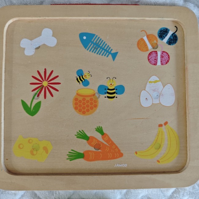 Plateau en bois Janod illustré avec aliments et objets