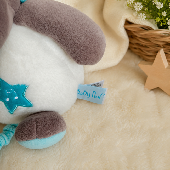 Étiquette Baby Nat sur le jouet hippopotame gris et bleu