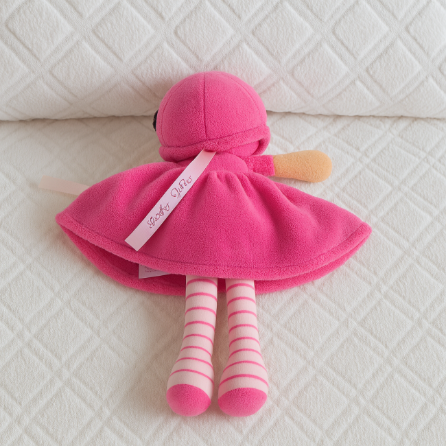 Poupée Jade Tilda’s Family – seconde main lavée – 27 cm – conforme CE Poupée en tissu rose – Couture Tilda’s Family – allongée sur couverture blanche