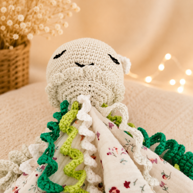Pieuvre artisanale – détail des tentacules crochetées Dessous de la tête de pieuvre artisanale avec tentacules vertes et écrues