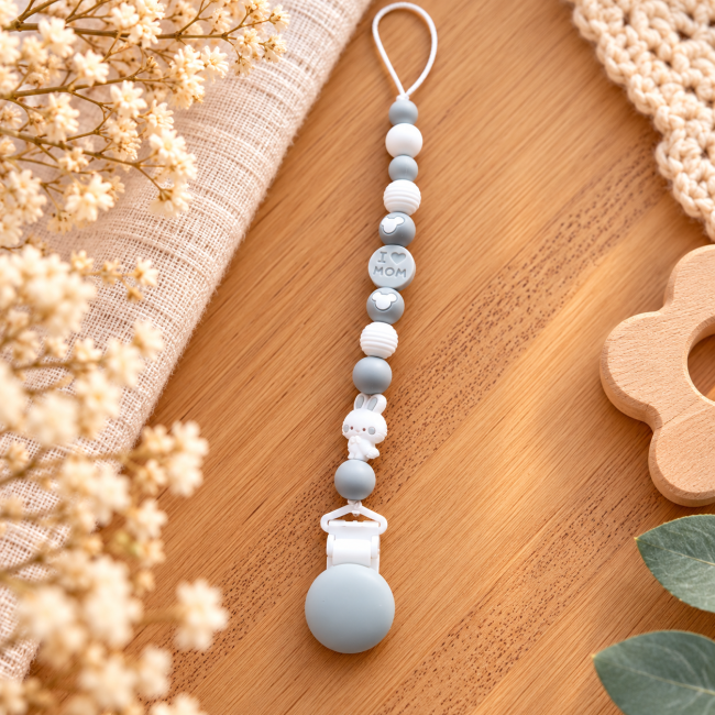 Attache sucette grise et blanche avec lapin Attache sucette artisanale grise et blanche en perles silicone avec petit lapin