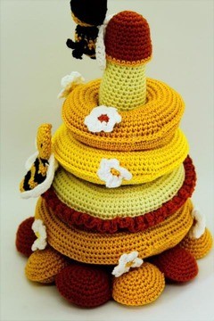 Jeu à empiler ruche – Abeille et fleurs crochetées Structure en crochet façon ruche avec abeille et fleurs