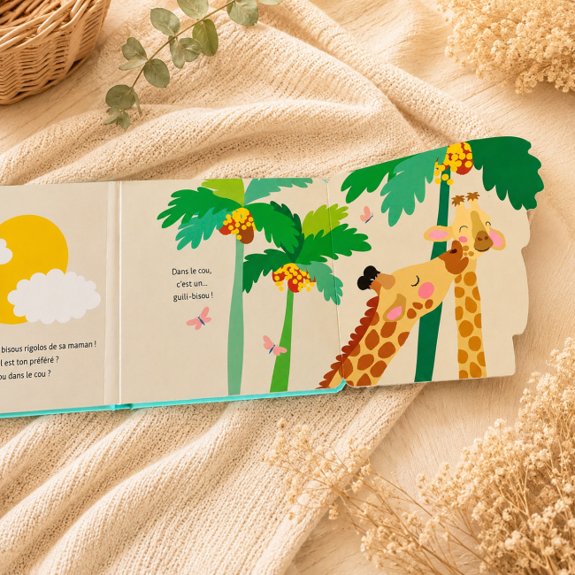 Livre bébé avec girafes et jungle tropicale dans une décoration beige et naturelle pour enfant