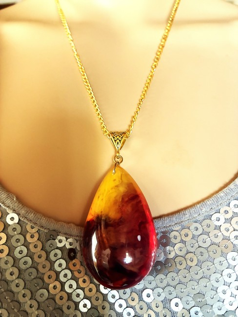 Merveilleuse AMBRE, bijou élégant, tendance, moderne, collier, bracelet, boucles d'oreilles en AMBRE de la Baltique Ambre jaune/miel pendentif en forme de poire 6 cm sur 3,5 cm collier chaîne doré 50 cm en acier inoxydable bijou femme homme, collier femme, pendentif femme, collier ambre, pendentif ambre, ambre véritable, ambre bijoux marie c