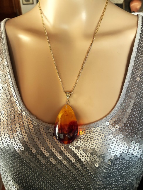 Merveilleuse AMBRE, bijou élégant, tendance, moderne, collier, bracelet, boucles d'oreilles en AMBRE de la Baltique Ambre jaune/miel pendentif en forme de poire 6 cm sur 3,5 cm collier chaîne doré 50 cm en acier inoxydable bijou femme homme, collier femme, pendentif femme, collier ambre, pendentif ambre, ambre véritable, ambre bijoux marie c