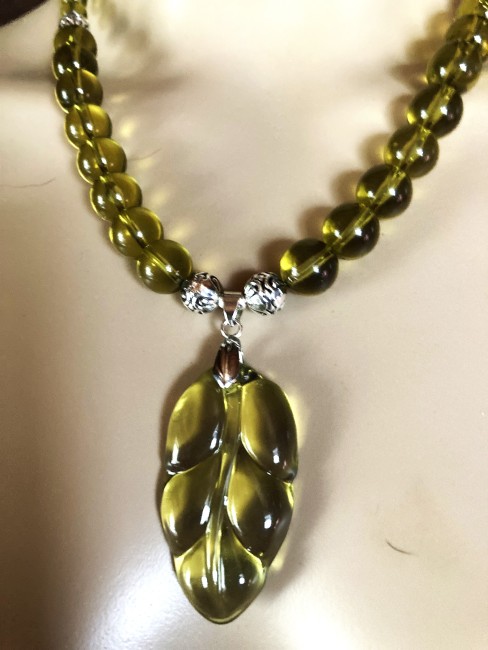 Ambre vert clair, pendentif feuille en ambre vert collier 51 cm perles de 14 et 8mm, bijou femme, ambre Bijoux marie c