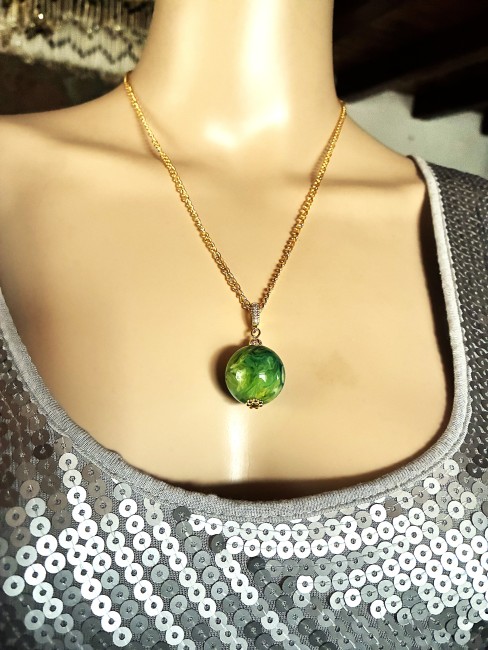 Ambre vert très marbré pendentif perle de 20 mm collier 50 cm chaîne dorée acier inoxydable bijou femme homme, collier ambre, boucles oreilles ambre, collier ambre, bijoux marie c