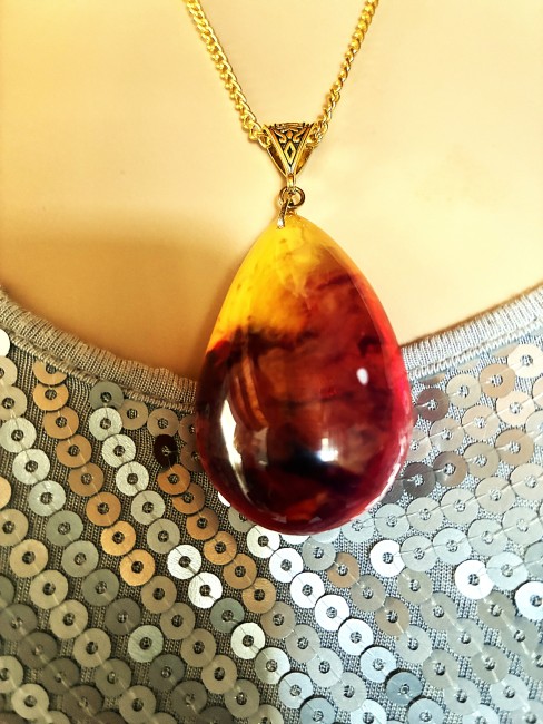 Merveilleuse AMBRE, bijou élégant, tendance, moderne, collier, bracelet, boucles d'oreilles en AMBRE de la Baltique Ambre jaune/miel pendentif en forme de poire 6 cm sur 3,5 cm collier chaîne doré 50 cm en acier inoxydable bijou femme homme, collier femme, pendentif femme, collier ambre, pendentif ambre, ambre véritable, ambre bijoux marie c