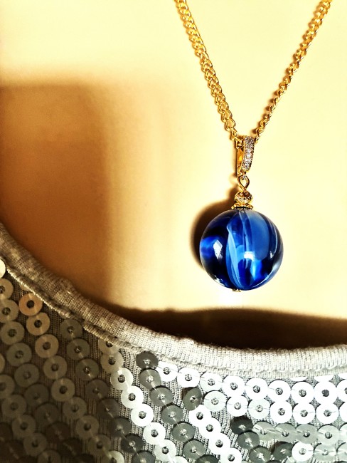 Ambre bleu très marbré pendentif perle de 20 mm collier 50 cm chaîne dorée acier inoxydable bijou femme homme, collier ambre, bracelet ambre, boucles oreilles ambre, ambre véritable, bijoux marie c