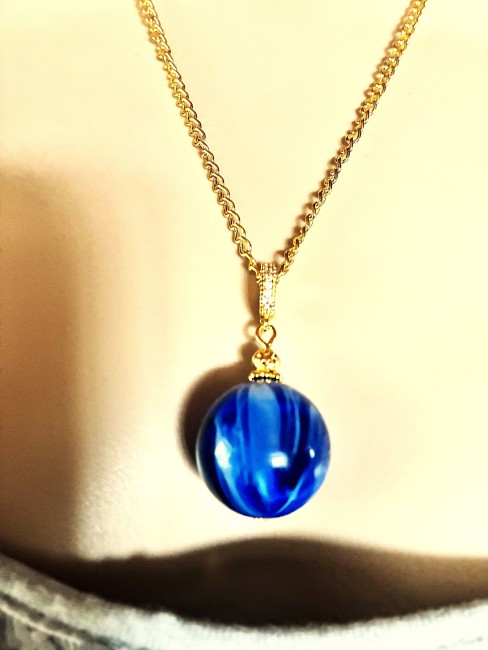 Ambre bleu très marbré pendentif perle de 20 mm collier 50 cm chaîne dorée acier inoxydable bijou femme homme, collier ambre, bracelet ambre, boucles oreilles ambre, ambre véritable, bijoux marie c