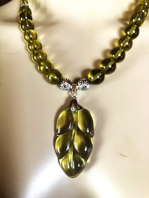 Ambre vert clair, pendentif feuille en ambre vert collier 51 cm perles de 14 et 8mm, bijou femme, ambre Bijoux marie c