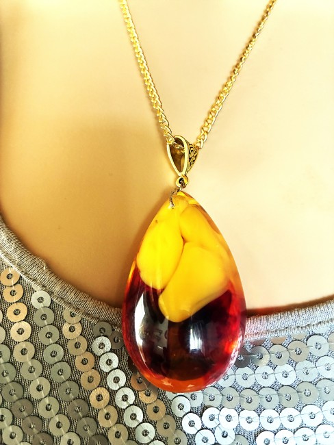 Merveilleuse AMBRE, bijou élégant, tendance, moderne, collier, bracelet, boucles d'oreilles en AMBRE de la Baltique Ambre jaune/miel pendentif en forme de poire 6 cm sur 3,5 cm collier chaîne doré 50 cm en acier inoxydable bijou femme homme, collier femme, pendentif femme, collier ambre, pendentif ambre, ambre véritable, ambre bijoux marie cAmbre jaune/miel pendentif e