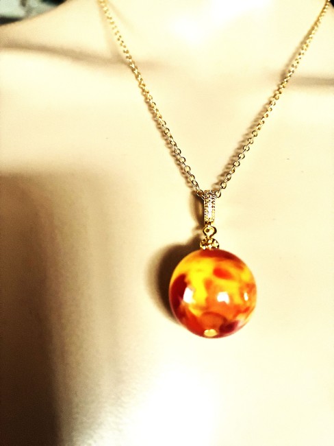 Merveilleuse AMBRE, bijou élégant, tendance, moderne, collier, bracelet, boucles d'oreilles en AMBRE de la Baltique, bijoux marie c Ambre jaune/orange très marbré pendentif perle de 18mm collier 45 cm chaîne dorée acier inoxydable bijou femme homme, collier ambre, bracelet ambre, boucles oreilles ambre, ambre véritable, ambre bijoux marie c