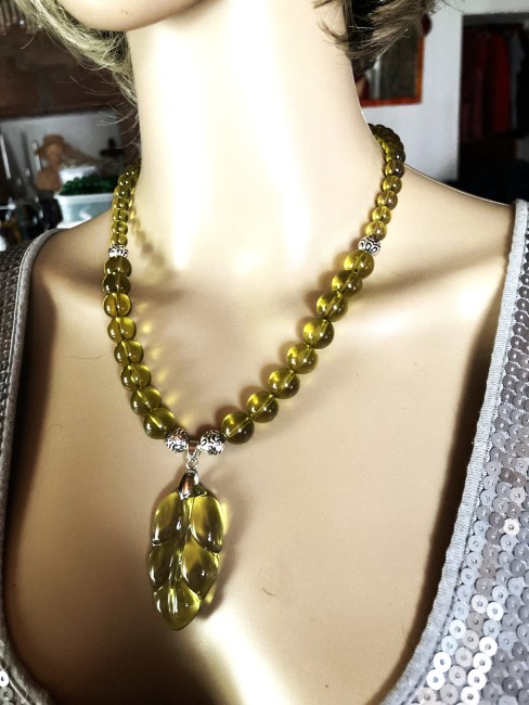 Ambre vert clair, pendentif feuille en ambre vert collier 51 cm perles de 14 et 8mm, bijou femme, ambre Bijoux marie c