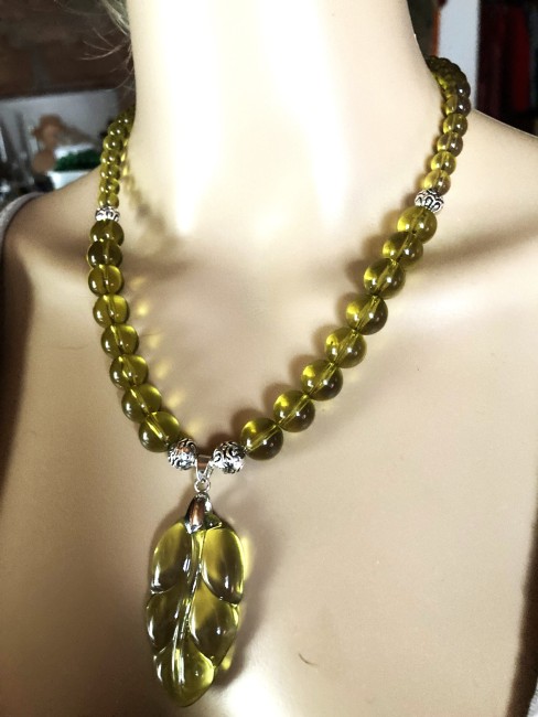 Ambre vert clair, pendentif feuille en ambre vert collier 51 cm perles de 14 et 8mm, bijou femme, ambre Bijoux marie c