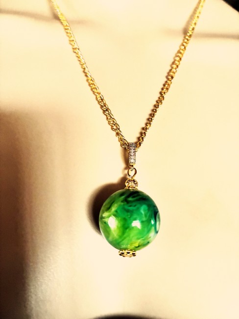 Ambre vert très marbré pendentif perle de 20 mm collier 50 cm chaîne dorée acier inoxydable bijou femme homme, collier ambre, boucles oreilles ambre, collier ambre, bijoux marie c