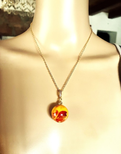 Merveilleuse AMBRE, bijou élégant, tendance, moderne, collier, bracelet, boucles d'oreilles en AMBRE de la Baltique, bijoux marie c Ambre jaune/orange très marbré pendentif perle de 18mm collier 45 cm chaîne dorée acier inoxydable bijou femme homme, collier ambre, bracelet ambre, boucles oreilles ambre, ambre véritable, ambre bijoux marie c