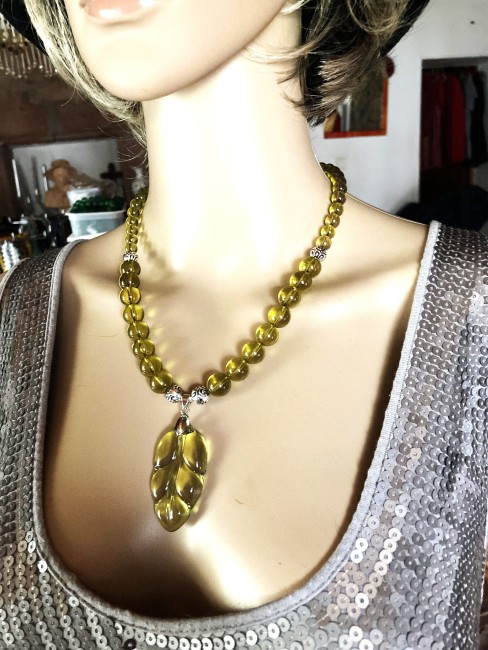 Ambre vert clair, pendentif feuille en ambre vert collier 51 cm perles de 14 et 8mm, bijou femme, ambre Bijoux marie c