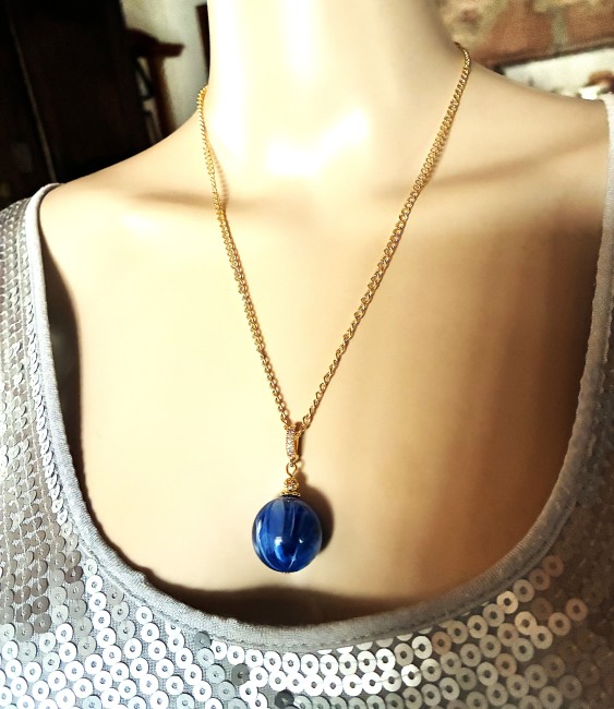 Ambre bleu très marbré pendentif perle de 20 mm collier 50 cm chaîne dorée acier inoxydable bijou femme homme, collier ambre, bracelet ambre, boucles oreilles ambre, ambre véritable, bijoux marie c
