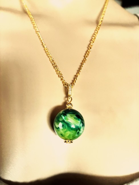 Ambre vert très marbré pendentif perle de 20 mm collier 50 cm chaîne dorée acier inoxydable bijou femme homme, collier ambre, boucles oreilles ambre, collier ambre, bijoux marie c