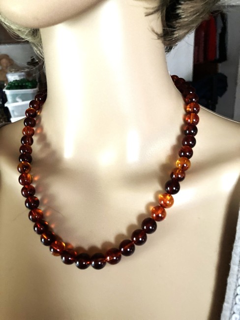 Ambre brun roux collier classique 50 cm perles de 10mm bijou femme. Ambre Bijoux marie c