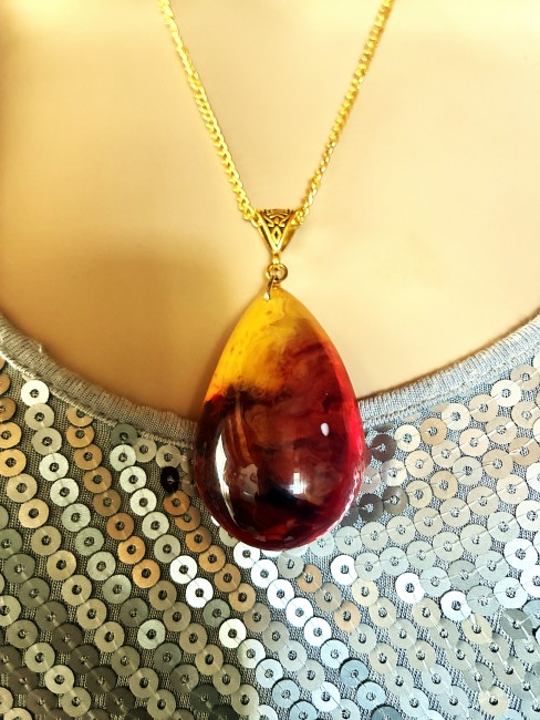 Merveilleuse AMBRE, bijou élégant, tendance, moderne, collier, bracelet, boucles d'oreilles en AMBRE de la Baltique Ambre jaune/miel pendentif en forme de poire 6 cm sur 3,5 cm collier chaîne doré 50 cm en acier inoxydable bijou femme homme, collier femme, pendentif femme, collier ambre, pendentif ambre, ambre véritable, ambre bijoux marie c