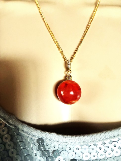 Ambre orange marbré pendentif perle de 20 mm collier 50 cm chaîne dorée acier inoxydable bijou femme homme, collier ambre, bracelet ambre, boucles oreilles ambre, ambre véritable, bijoux marie c