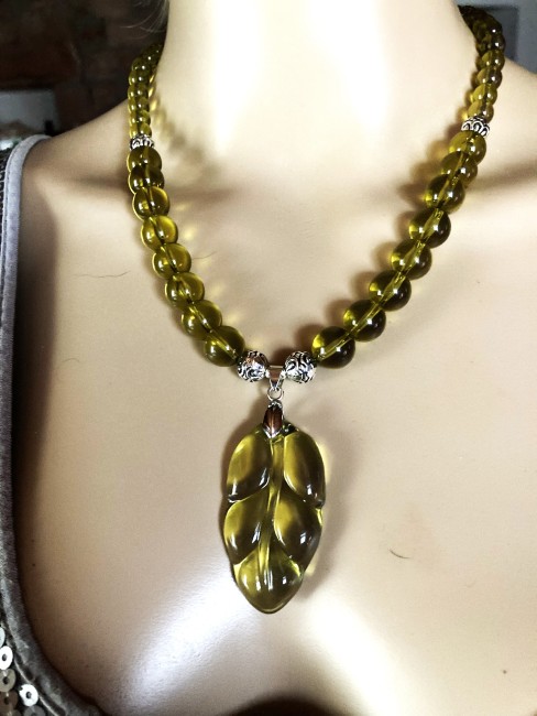 Ambre vert clair, pendentif feuille en ambre vert collier 51 cm perles de 14 et 8mm, bijou femme, ambre Bijoux marie c