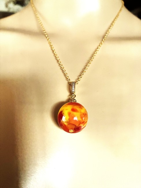 Merveilleuse AMBRE, bijou élégant, tendance, moderne, collier, bracelet, boucles d'oreilles en AMBRE de la Baltique, bijoux marie c Ambre jaune/orange très marbré pendentif perle de 18mm collier 45 cm chaîne dorée acier inoxydable bijou femme homme, collier ambre, bracelet ambre, boucles oreilles ambre, ambre véritable, ambre bijoux marie c