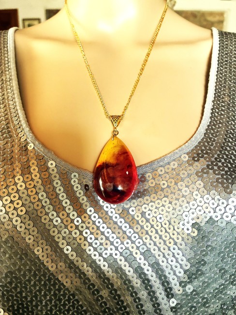 Merveilleuse AMBRE, bijou élégant, tendance, moderne, collier, bracelet, boucles d'oreilles en AMBRE de la Baltique Ambre jaune/miel pendentif en forme de poire 6 cm sur 3,5 cm collier chaîne doré 50 cm en acier inoxydable bijou femme homme, collier femme, pendentif femme, collier ambre, pendentif ambre, ambre véritable, ambre bijoux marie c