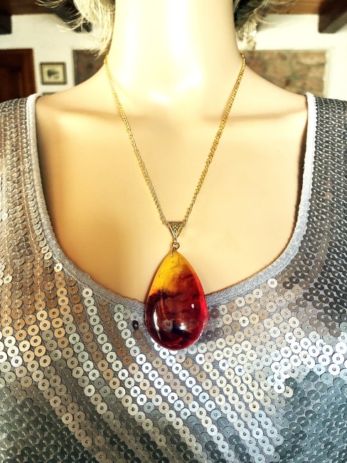 Merveilleuse AMBRE, bijou élégant, tendance, moderne, collier, bracelet, boucles d'oreilles en AMBRE de la Baltique Ambre jaune/miel pendentif en forme de poire 6 cm sur 3,5 cm collier chaîne doré 50 cm en acier inoxydable bijou femme homme, collier femme, pendentif femme, collier ambre, pendentif ambre, ambre véritable, ambre bijoux marie c