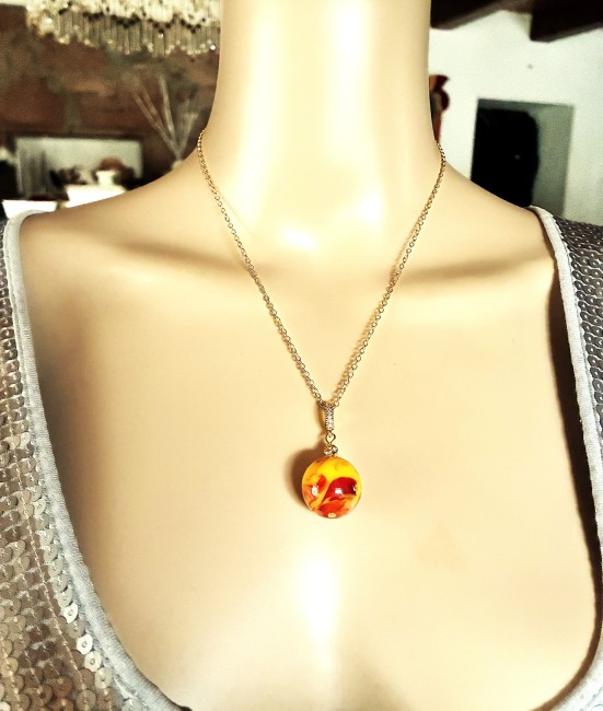Merveilleuse AMBRE, bijou élégant, tendance, moderne, collier, bracelet, boucles d'oreilles en AMBRE de la Baltique, bijoux marie c Ambre jaune/orange très marbré pendentif perle de 18mm collier 45 cm chaîne dorée acier inoxydable bijou femme homme, collier ambre, bracelet ambre, boucles oreilles ambre, ambre véritable, ambre bijoux marie c
