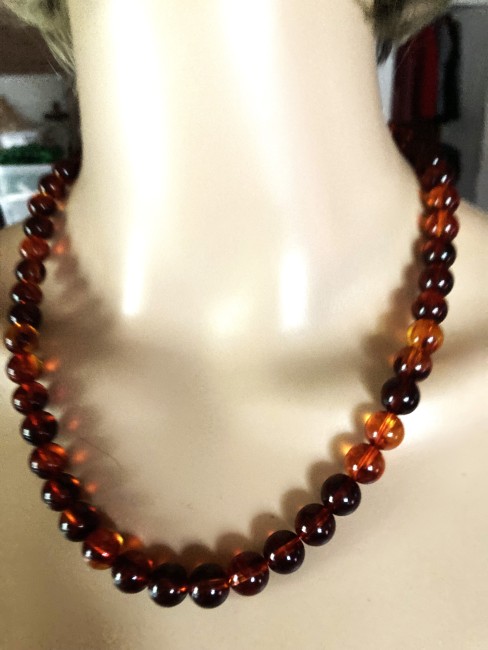 Ambre brun roux collier classique 50 cm perles de 10mm bijou femme. Ambre Bijoux marie c