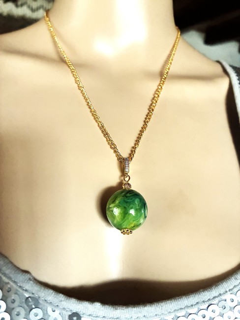 Ambre vert très marbré pendentif perle de 20 mm collier 50 cm chaîne dorée acier inoxydable bijou femme homme, collier ambre, boucles oreilles ambre, collier ambre, bijoux marie c