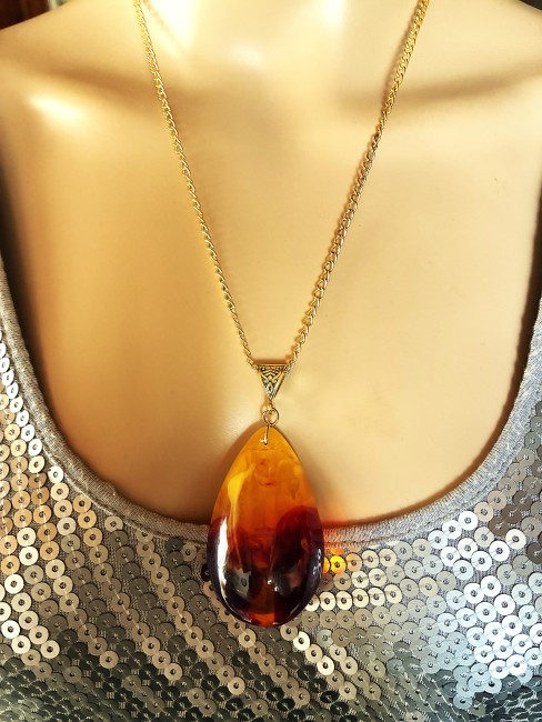 Merveilleuse AMBRE, bijou élégant, tendance, moderne, collier, bracelet, boucles d'oreilles en AMBRE de la Baltique Ambre jaune/miel pendentif en forme de poire 6 cm sur 3,5 cm collier chaîne doré 50 cm en acier inoxydable bijou femme homme, collier femme, pendentif femme, collier ambre, pendentif ambre, ambre véritable, ambre bijoux marie c
