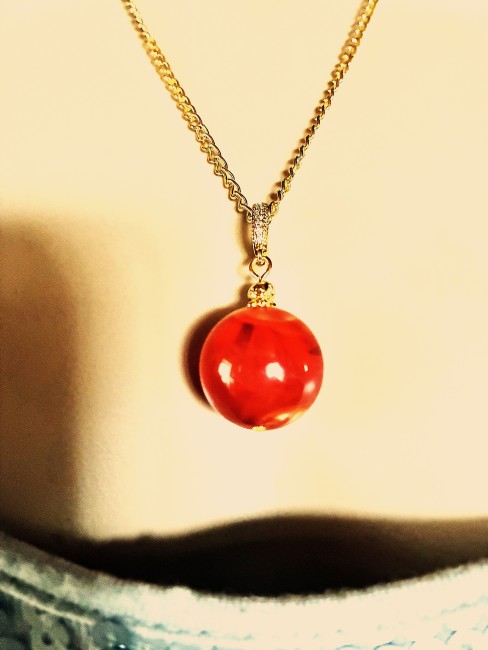 Ambre orange marbré pendentif perle de 20 mm collier 50 cm chaîne dorée acier inoxydable bijou femme homme, collier ambre, bracelet ambre, boucles oreilles ambre, ambre véritable, bijoux marie c